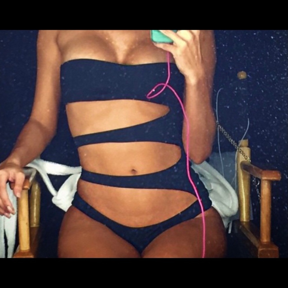 Lisa Lozano one piece cutout swimsuit black large - Picture 3 of 8